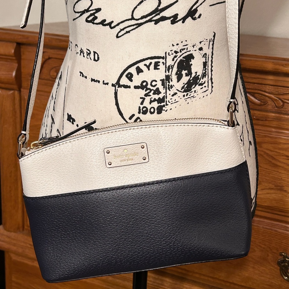 Adorable EUC Kate Spade New York Crossbody leather bag. Navy & creamy white. - Picture 3 of 6